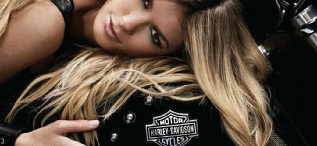 Sexy bikers: Marisa Miller e la V-Rod Muscle