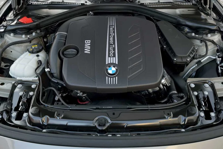 BMW si aggrappa ai motori termici: 