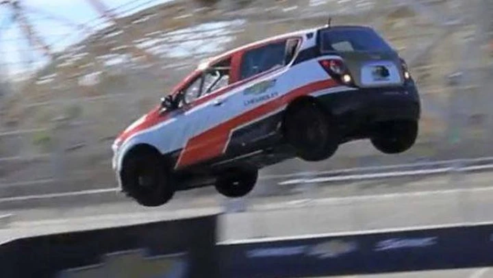 Chevrolet Aveo: in video il record di salto in retromarcia