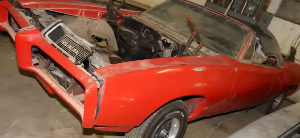 Da una fabbrica abbandonata emerge un tesoro: decine di sportive