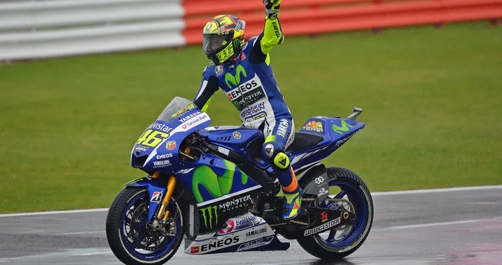 MotoGP Silverstone: Rossi “lectio magistralis”. I ducatisti Petrucci e Dovisioso sul podio "tricolore"