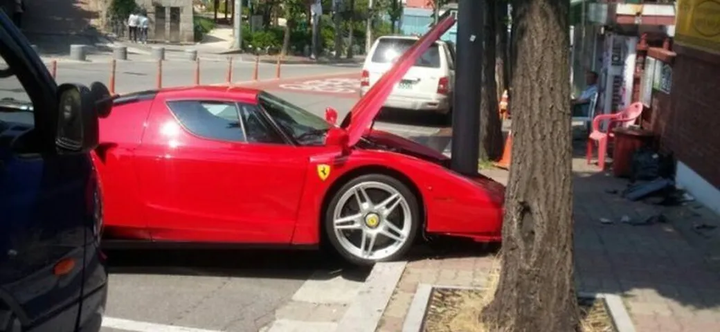 La Ferrari Enzo finisce contro un palo