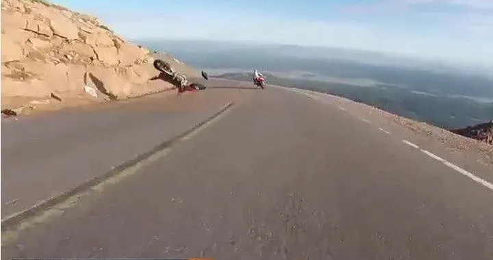 Pikes Peak: moto cade "dal cielo" e fa cadere pilota [Video]