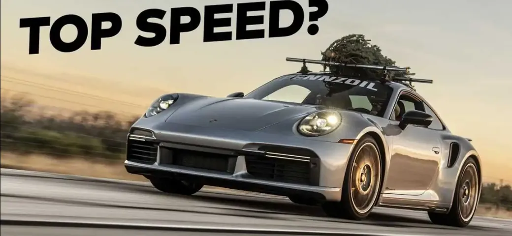 L’albero di Natale più veloce del mondo viaggia su una Porsche 911 Turbo S