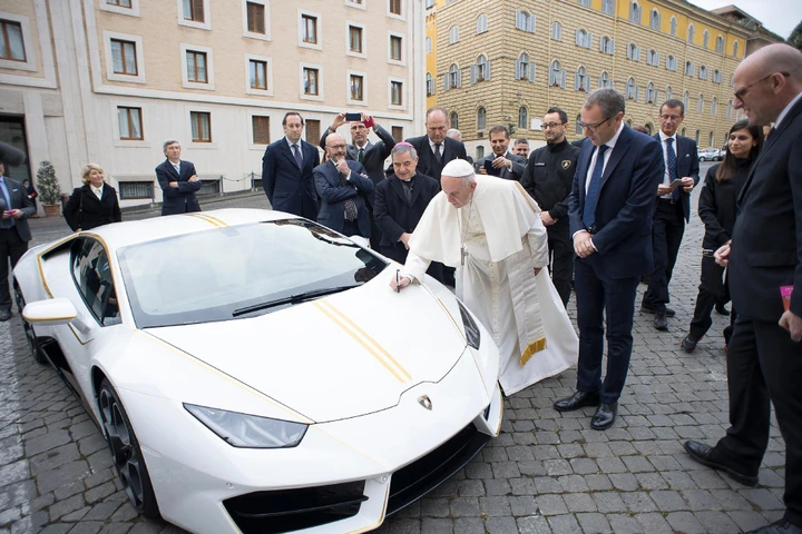 Venduta all’asta la Lamborghini del Papa: battuta a 715 mila Euro