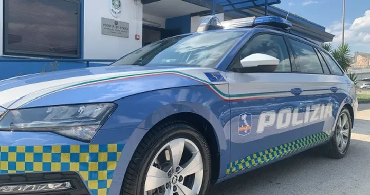 A tutta velocità in corsia d'emergenza senza patente: maxi multa