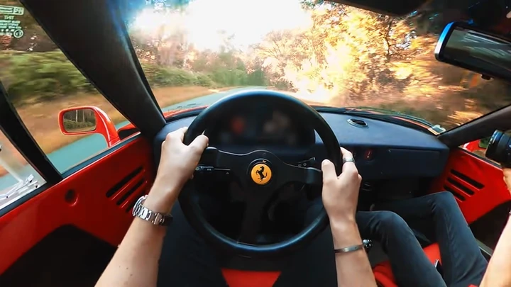 In un video POV l'emozione di guidare una Ferrari F40