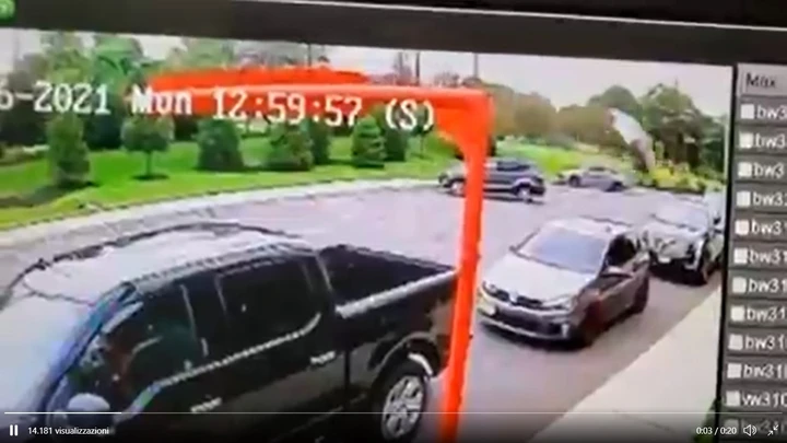 Spaventoso volo con schianto di una Toyota [Video]