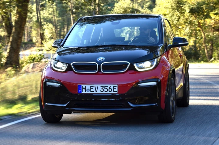 BMW i3: 66.000 euro per cambiare la batteria, la fattura salata fa scalpore