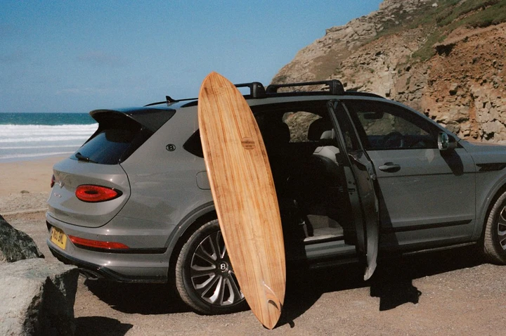 Bentley presenta una tavola da surf in legno Koa: trionfo di 