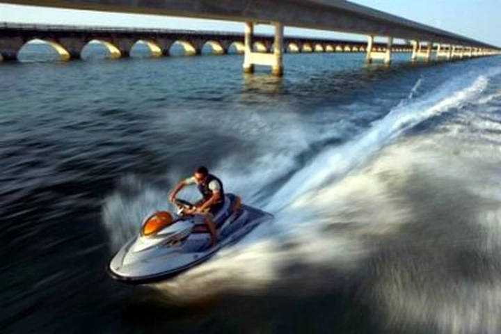 In sella con 255cv, ma sul mare