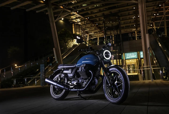 Moto Guzzi V7 III Stone Night Pack: le nuove immagini