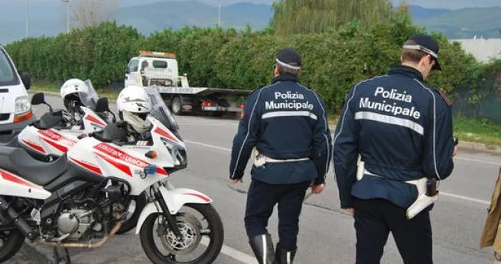 Caduto dalla moto e soccorso, viene multato per guida senza patente