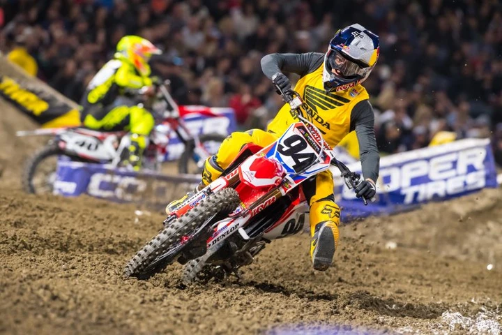 AMA Supercross Anaheim, Ken Roczen strapazza le KTM [Foto e Video]