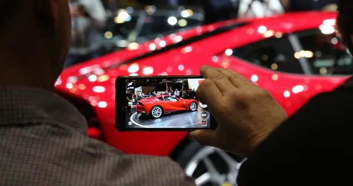 Contadino, eredita una fortuna e compra la Ferrari, ma non ha la patente
