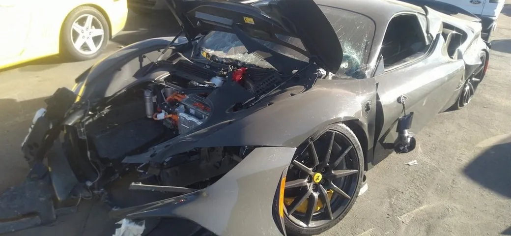 Ferrari SF90 Stradale distrutta a pochi chilometri dalla consegna