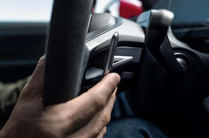 Le auto elettriche riscoprono il cambio: perché i costruttori stanno creando marce “finte”