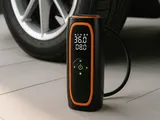 Questo compressore portatile per auto è potentissimo ma costa pochissimo