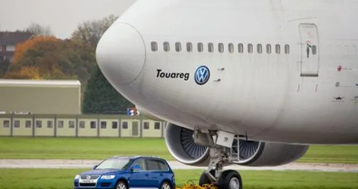 La Touareg che traina un Jumbo