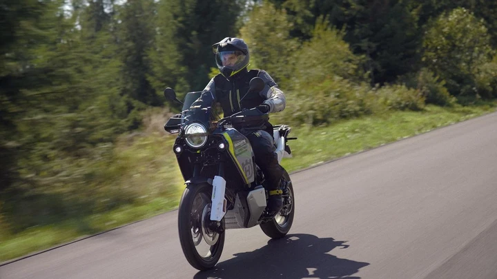 Husqvarna Norden 901 2024: l’iconica moto da viaggio si aggiorna [FOTO]