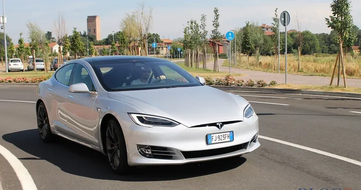 Auto elettriche: Una Tesla Model S prende fuoco da sola a Shanghai [Video]