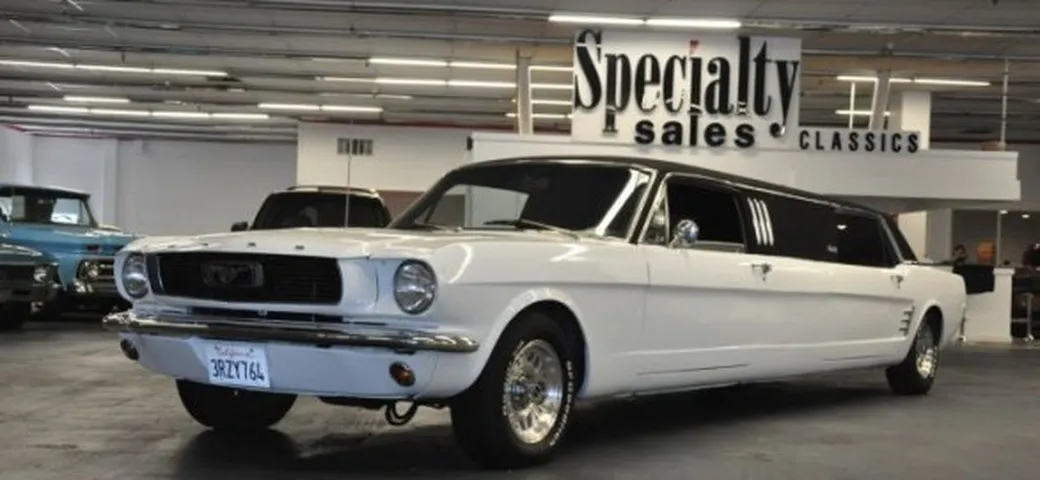 Volete una limousine? C'è la Ford Mustang del '66! E' in vendita per 50.000 dollari