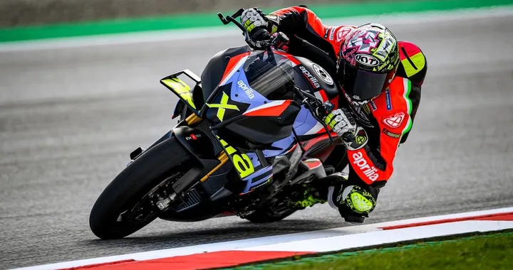 Aprilia Tuono V4 X: 221 CV per 166 kg!
