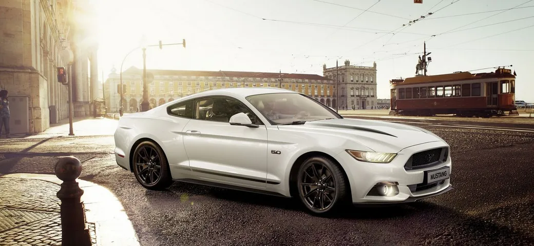 Ford Mustang Black Shadow e Blue Edition