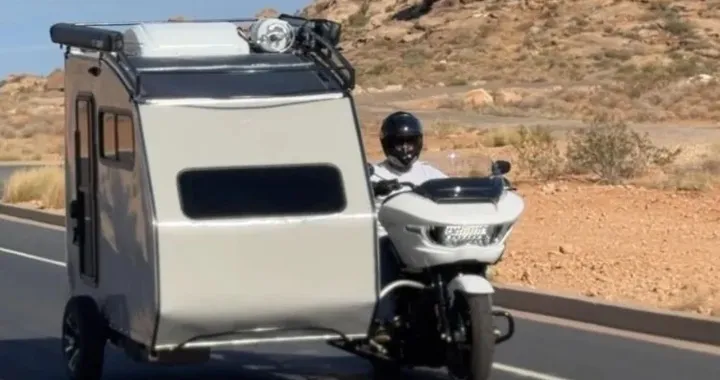 Il sidecar che diventa un camper: due posti letto, cucina e persino la doccia