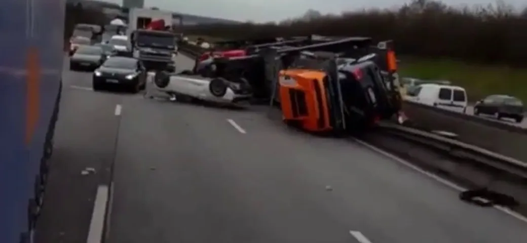 Un camion carico di supercar si è ribaltato
