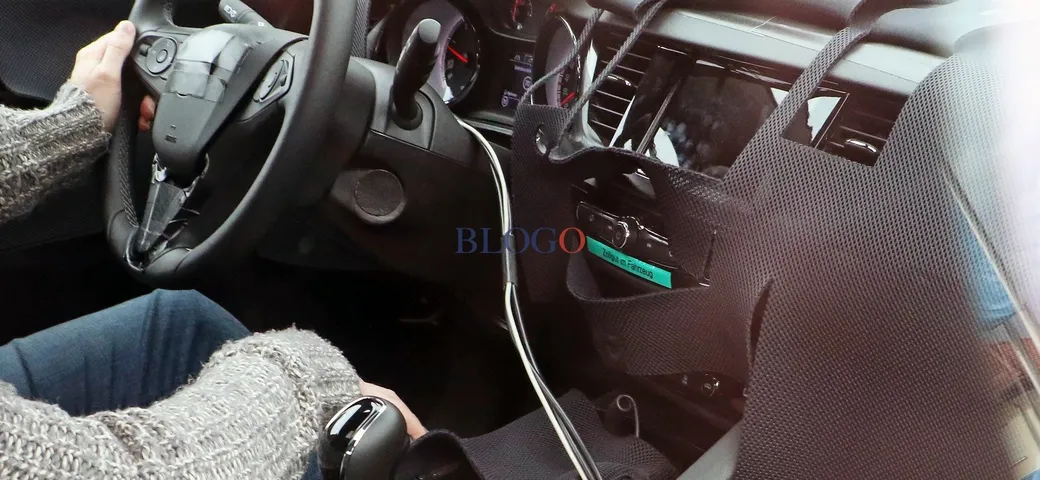 Foto spia Opel Insignia: le prime degli interni