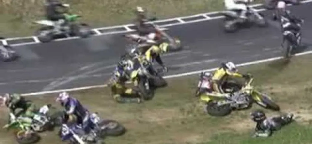 Un poco di Supermotard... con qualche caduta