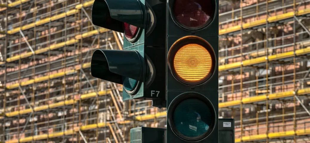 Semaforo giallo, quando scatta la multa: le regole del Codice della Strada