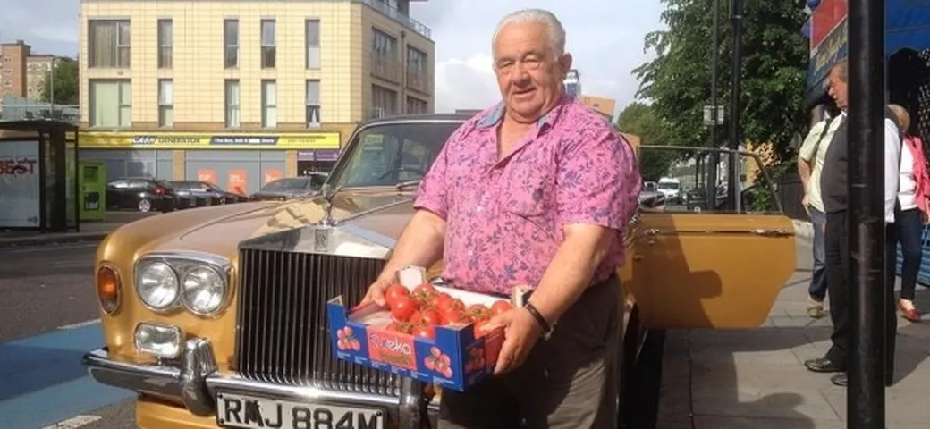 Pasquale Corelli, l'italiano che a Londra trasporta frutta e verdura su una Rolls Royce