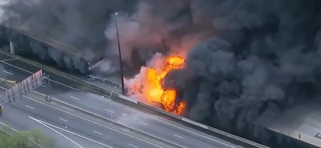 Crolla un ponte ad Atlanta a causa di un incendio [Video]