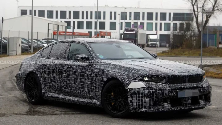 BMW M5, il restyling sembra quello giusto: che aggressività