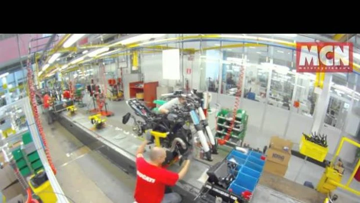Ducati Diavel: la linea di montaggio in time lapse