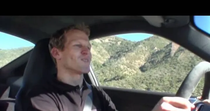 Video: Joerg Bergmeister prova la Porsche 911 Carrera GTS