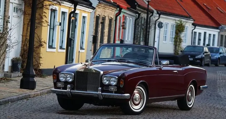 Rolls-Royce, in vendita la rarissima cabriolet con due whisky bar nascosti nelle portiere