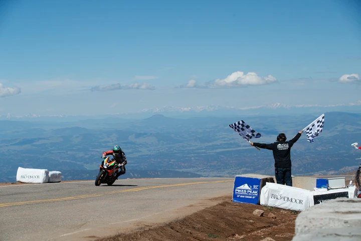 Aprilia Tuono V4 1.100 Factory: vittoria e record di categoria a Pikes Peak