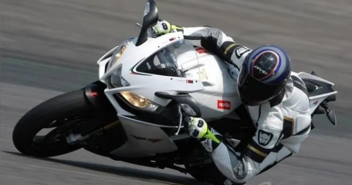 TEST Aprilia RSV4 R APRC 2011