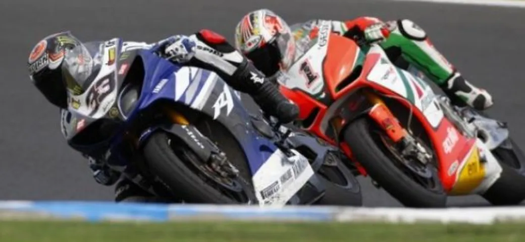 WSBK: capolavoro Melandri in Gara1 a Brno, che vince la lotta contro Max Biaggi e Carlos Checa
