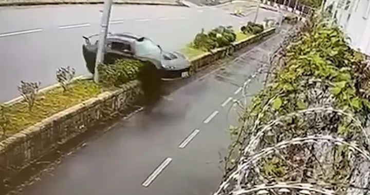 Incidente con volo per la Lotus che si spezza a metà [Video]