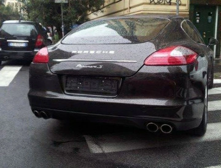 Auto su strisce senza targa: furto, furbata o fake?