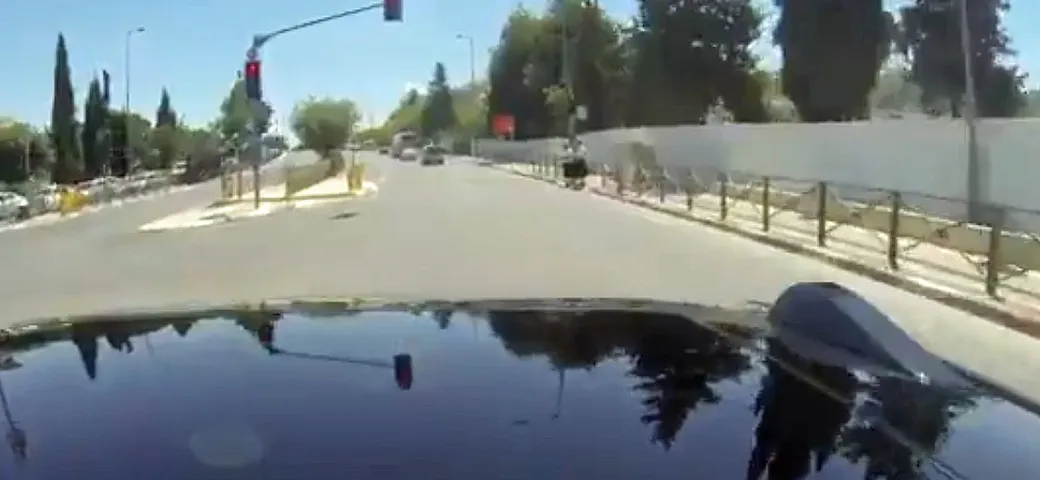 Guida autonoma: Mobileye passa col rosso [Video]