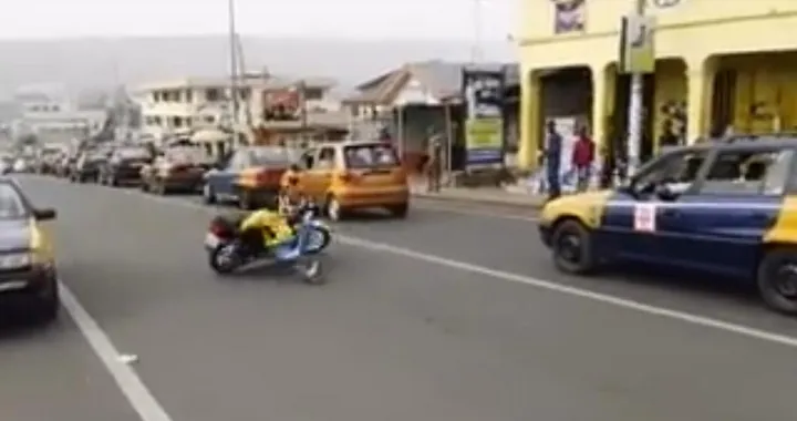 Acrobazie folli con la moto in Nigeria [Video]