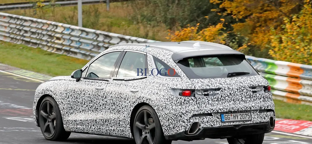 Genesis GV70: le foto spia