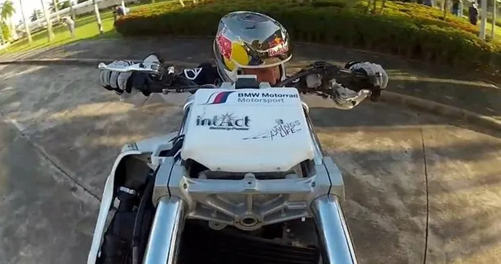 Chris Pfeiffer e la BMW F 800 R visitano Bangkok [video]