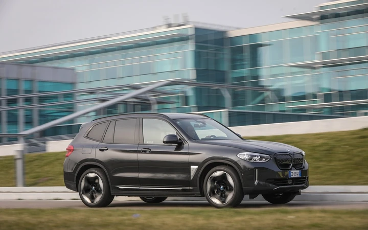 Bmw iX3, prima prova del SUV elettrico