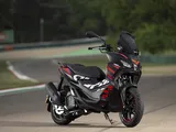 Il nuovo Aprilia SR GT 125 conquista la città con grinta e tecnologia